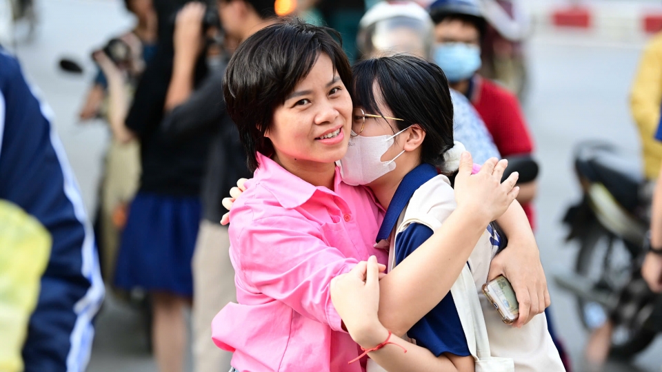 phu_huynh_om_con_truoc_ki_thi_vao_10_4.jpg