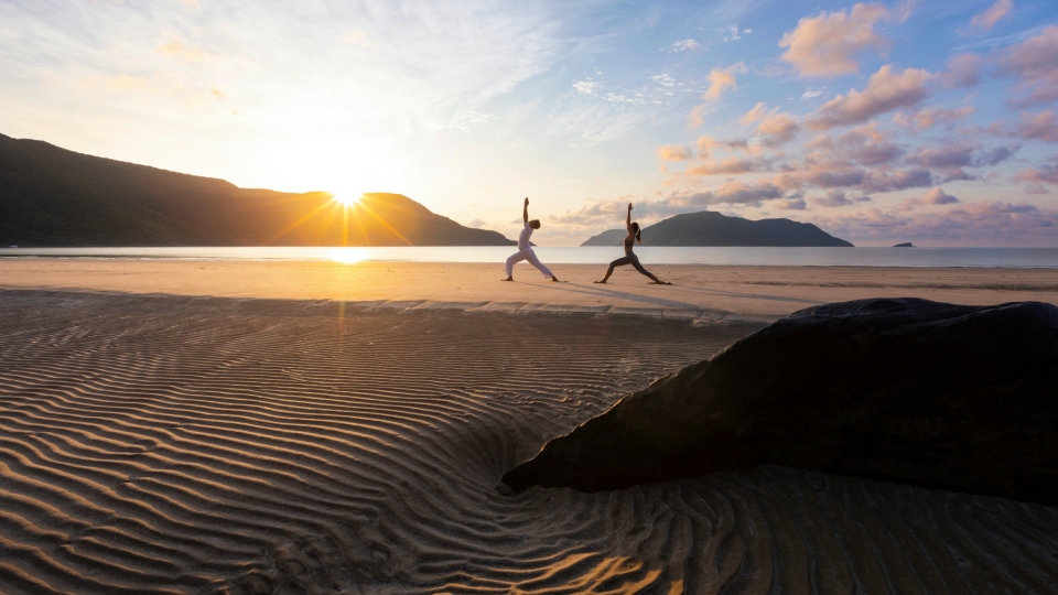rs-six_senses_con_dao_yoga_on_the_beach.jpg
