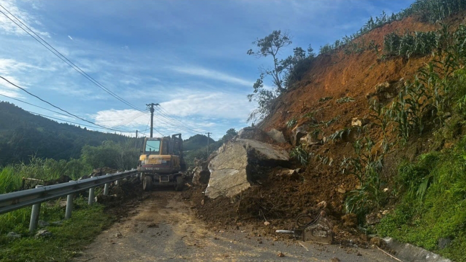 sat_ta_luy_duong_tren_quoc_lo_4d_di_muong_khuong.jpg