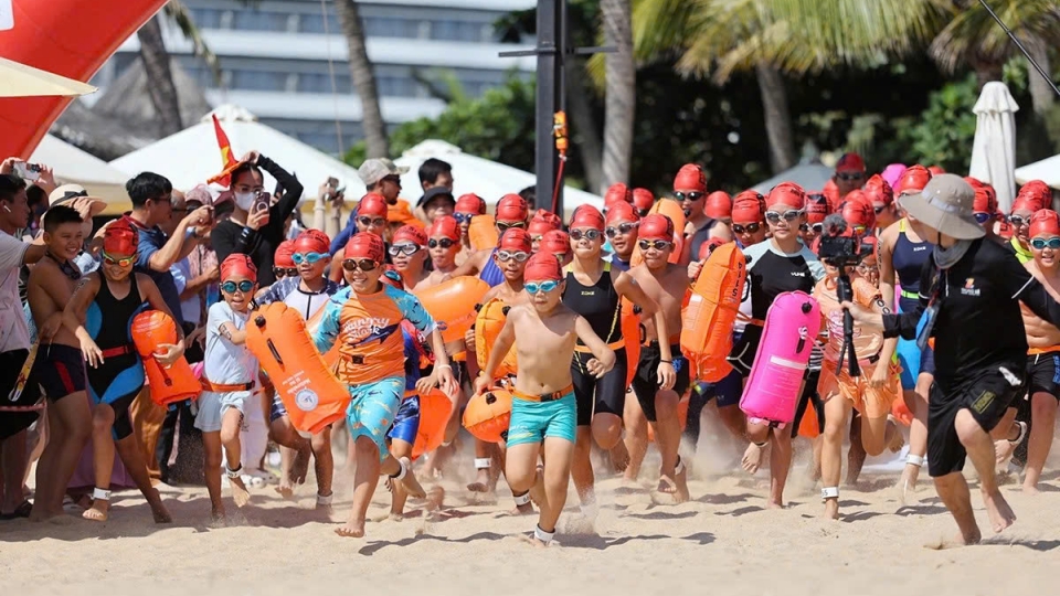 Over 800 athletes take part in Nha Trang open water race