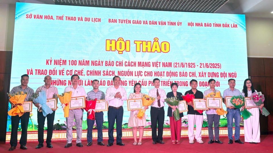 so_van_hoa_the_thao_va_du_lich_tinh_dak_lak_tuyen_duong_cac_tap_the_ca_nhan_co_nhieu_dong_gop_trong_cong_tac_tuyen_truyen_cua_nganh.jpg
