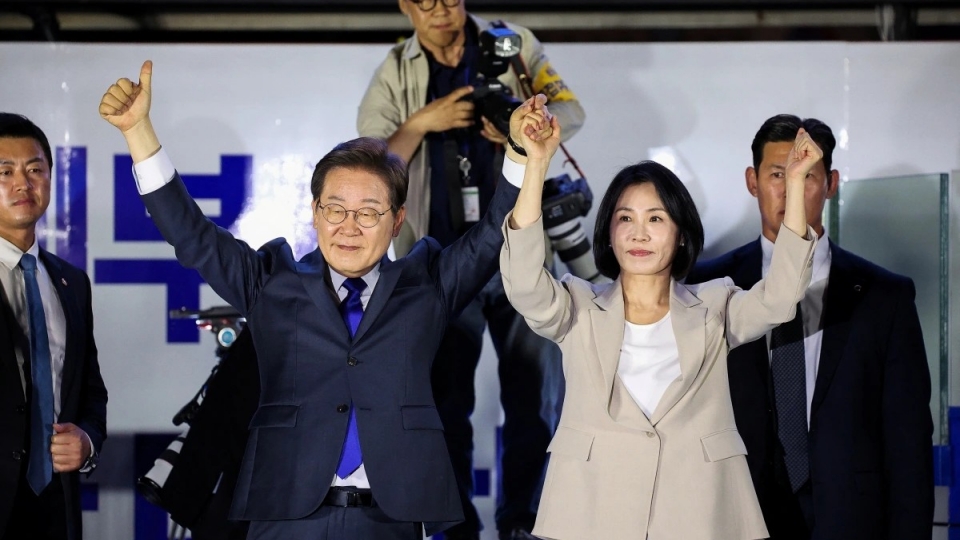 tan_tong_thong_han_quoc_lee_jae-myung_va_phu_nhan_kim_hye-kyung._anh_reuters.jpeg