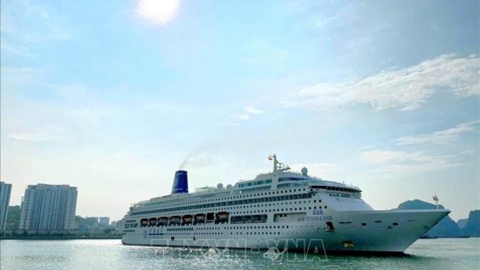 Chinese cruise ship brings 1,000 tourists to Ha Long city