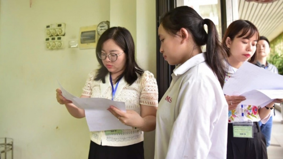 thí sinh ha noi lam thu tuc du thi tot nghiep thpt 2025.jpg