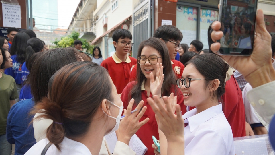 thi_sinh_vui_mung_ket_thuc_buoi_thi_sang_nay_anh_vu_huong.jpeg