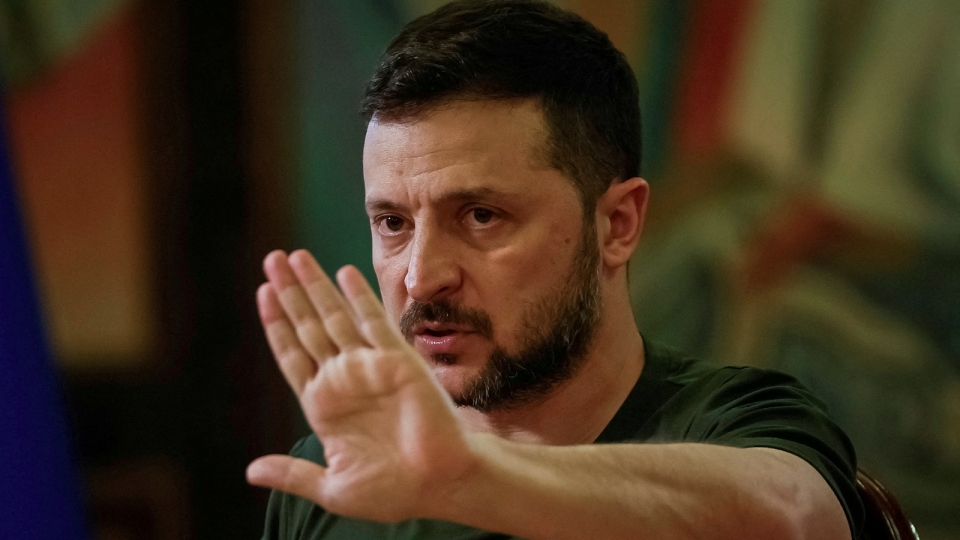 tong thong Ukraine Zelensky gio tay -reu.jpg