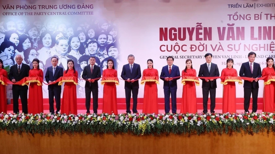 tong_bi_thu_to_lam_va_cac_dai_bieu_cat_bang_khai_mac_trien_lam.jpg