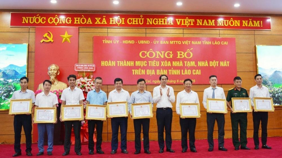 trao_bang_khen_cho_cac_tap_the_co_thanh_tich_xuat_sac_trong_thuc_hien_xoa_nha_tam_nha_dot_nat_o_lao_cai.jpg