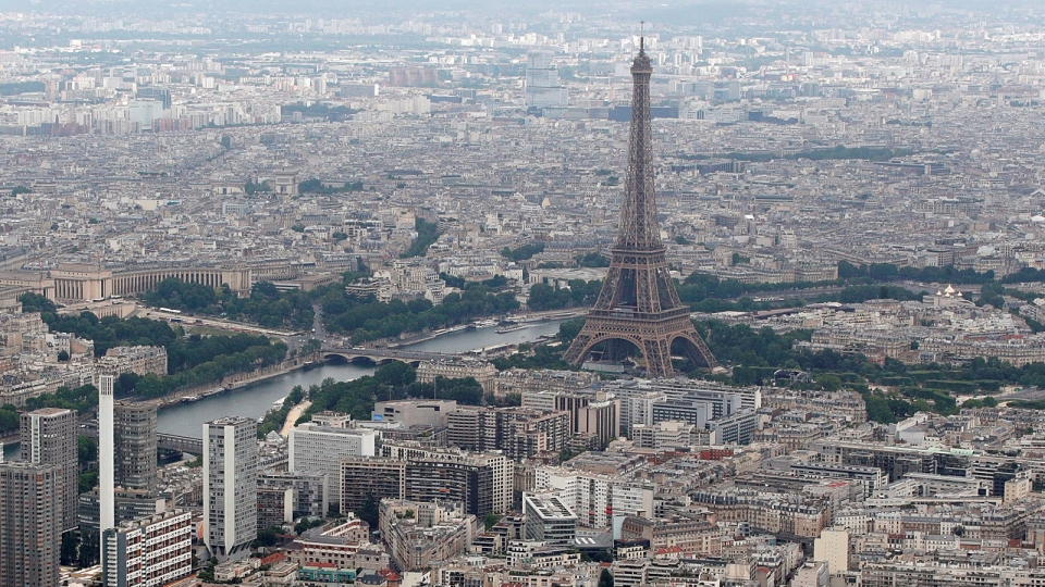 trung tam thanh pho Paris nhin tu tren cao, thu do Phap, thap Eiffel, song Seine, do thi Phap -reu.jpg
