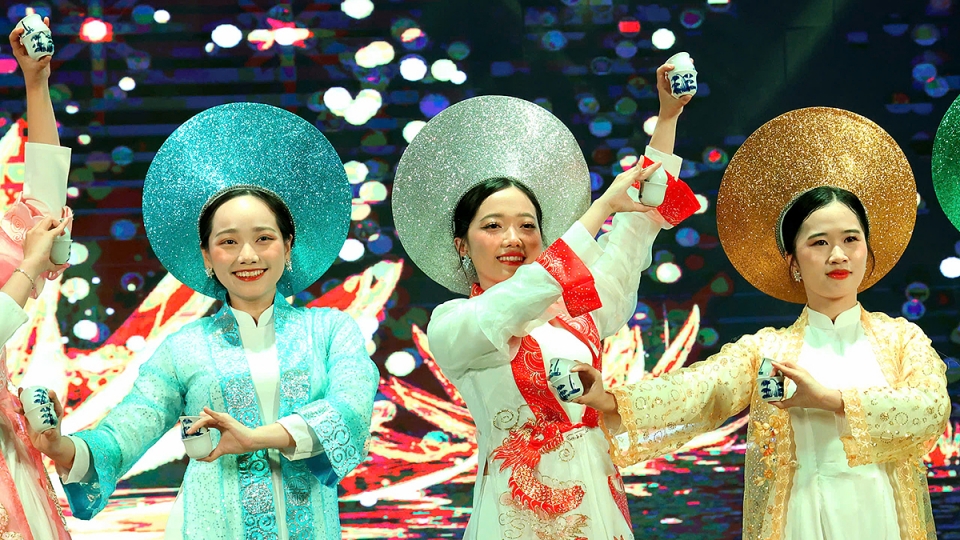 vov_-_mua_chen_cung_dinh_hue_day_nghe_thuat.jpg