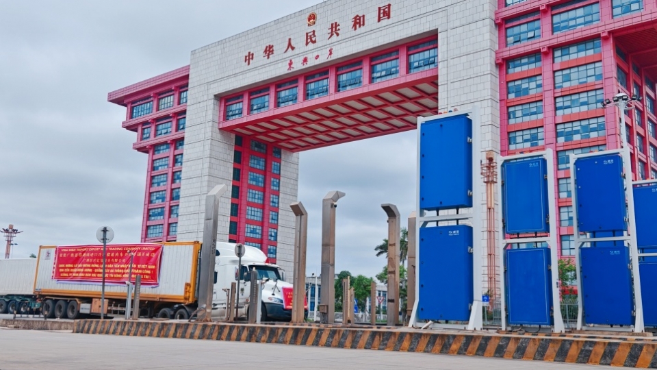 xe_tai_lanh_cho_2224_tan_sau_rieng_dong_lanh_tu_viet_nam_nhap_canh_qua_cua_khau_dong_hung_trung_quoc._anh_nhat_bao_quang_tay.jpg