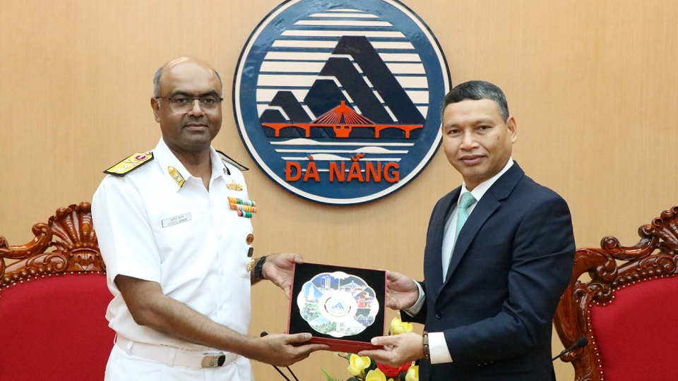 Ông Hồ Kỳ Minh, PCT Thường trực UBND TP Đà Nẵng tặng quà lưu niệm Chuẩn đô đốc Susheel Menon, Chỉ huy Hạm đội miền Đông Hải quân Ấn Độ.jpg