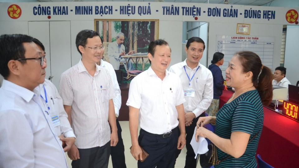 Ông Lê Trường Lưu(Thứ 3 bên phải), Bí thư thành ủy Huế kiểm tra vaabh hành chính quyền 2 cấp.jpg