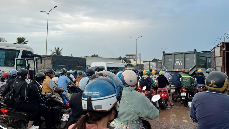 Ùn tắc nghiêm trọng trên Quốc lộ 51 qua Đồng Nai do thu hẹp làn cao tốc