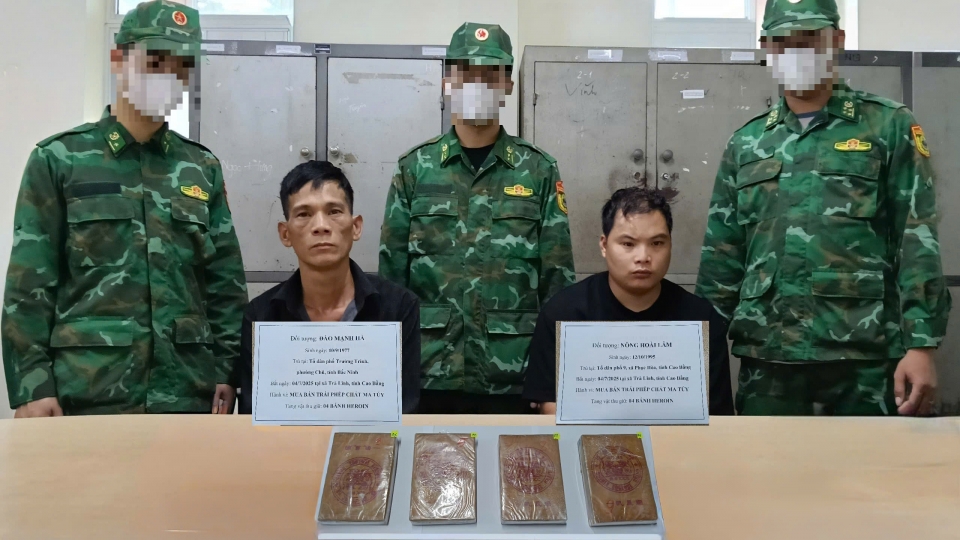 Bắt quả tang đối tượng vận chuyển 4 bánh heroin