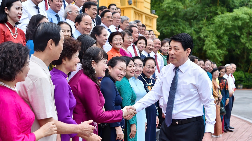 10-07_chu_tich_nuoc_luong_cuong_gap_mat_cac_dai_bieu_hoi_khuyen_hoc_tieu_bieu_toan_quoc.jpg