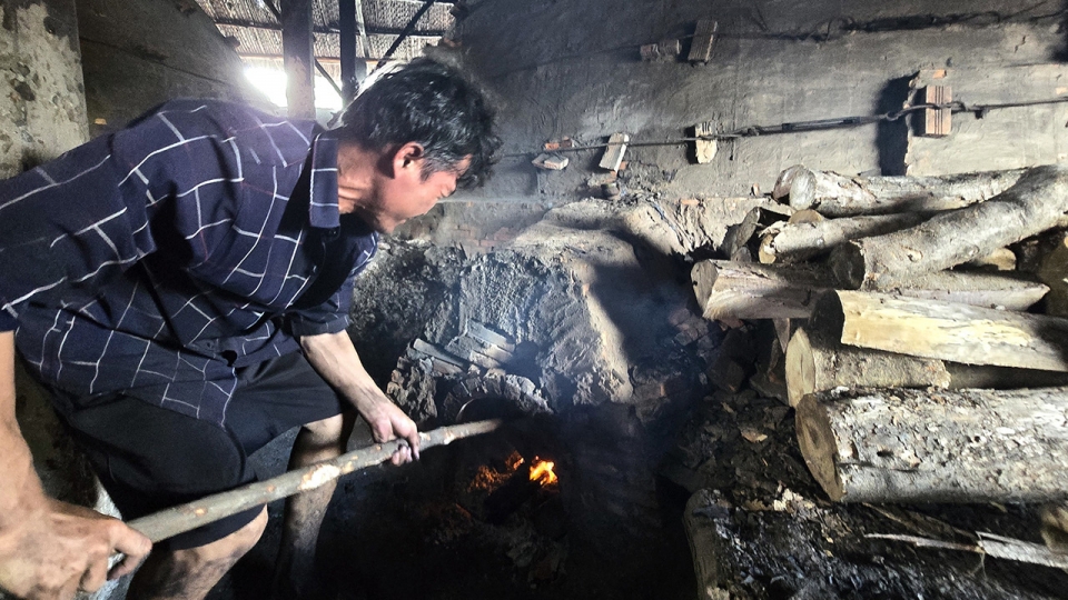 Nghề hầm than ven sông Cửa Lớn