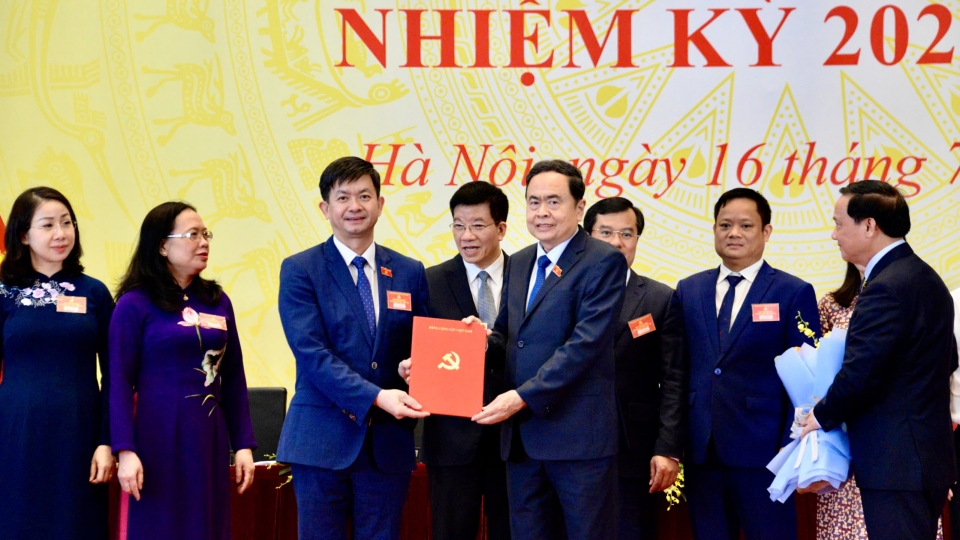 16-7_ctqh_trao_quyet_dinh.jpg