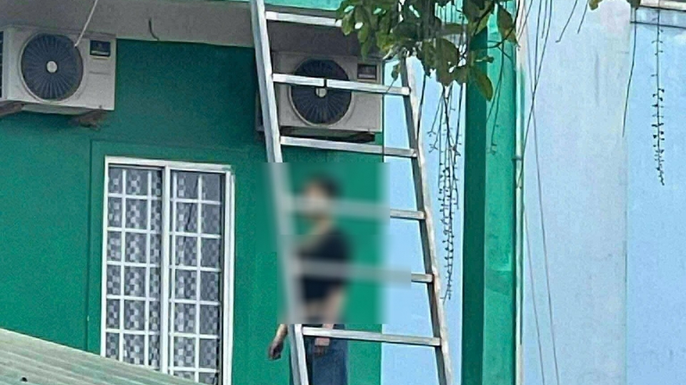 Một phụ nữ tử vong trong tư thế treo cổ tại nhà nghỉ