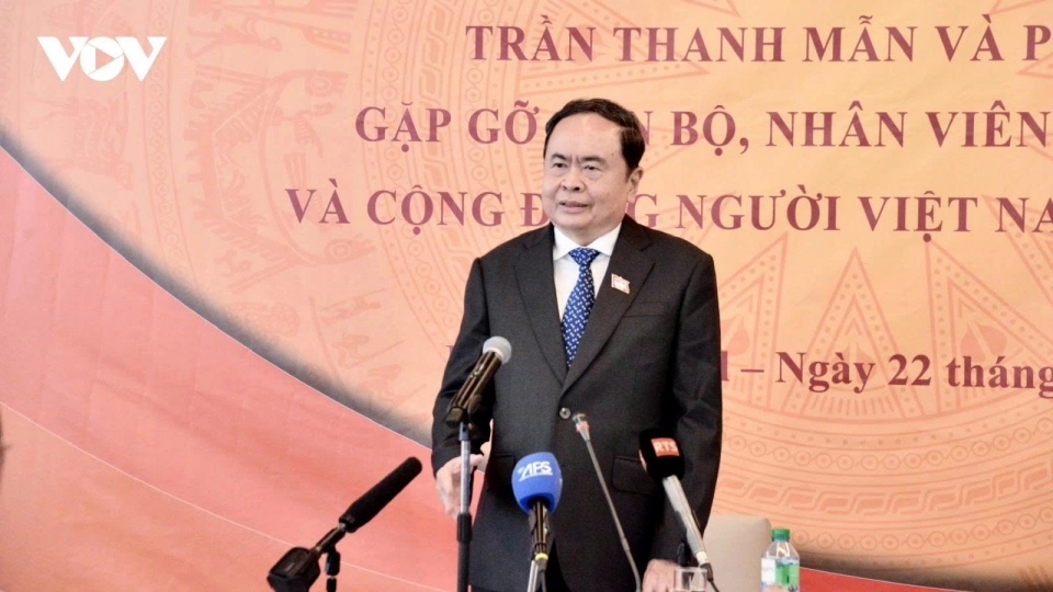 1National Assembly Chairman Tran Thanh Man speaks during his meeting with Vietnamese expatriates in Senegal.jpg