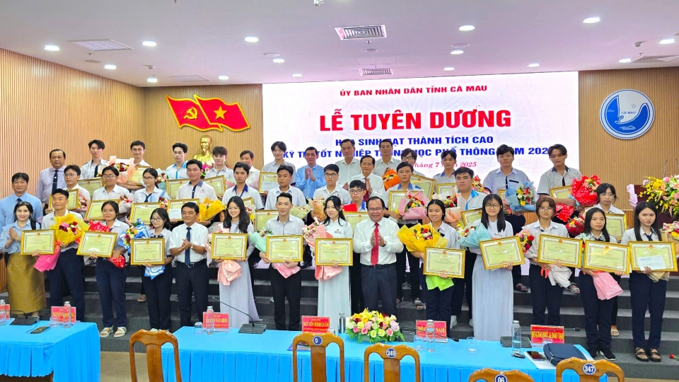 Tuyên dương hai thủ khoa và học sinh đạt điểm 10 môn Sử ở Cà Mau