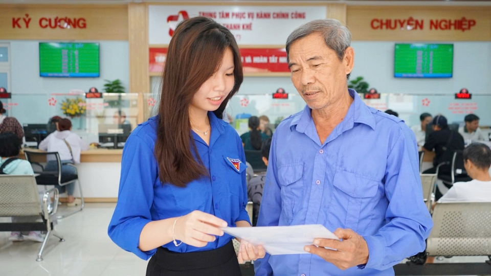 1_ong_le_xuan_tien_tru_phuongthanh_khe_bay_to_su_hai_long_khi_duoc_luc_luong_doan_vien_va_can_bo_ho_tro_lam_thu_tuc_hanh_chinh_nhanh_chong.jpg