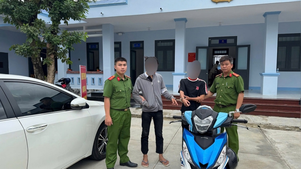 2 đối tượng tại cơ quan công an.jpg