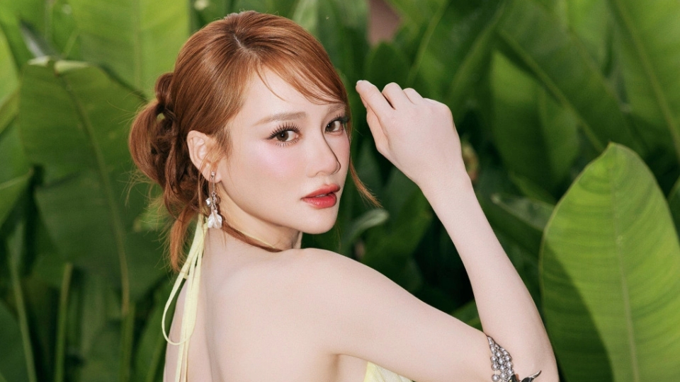 Sao Việt 8/7: Nhã Phương khoe lưng trần gợi cảm