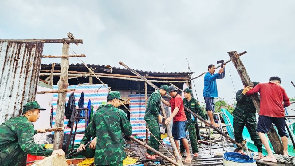 Dông lốc làm thiệt hại nhà dân ở Đất Mũi
