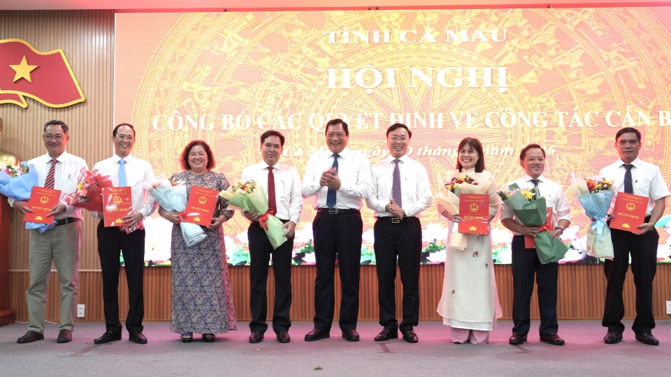 2_lanh_dao_tinh_ca_mau_trao_quyet_dinh_cho_cac_pho_chanh_van_phong_ubnd_tinh.jpg