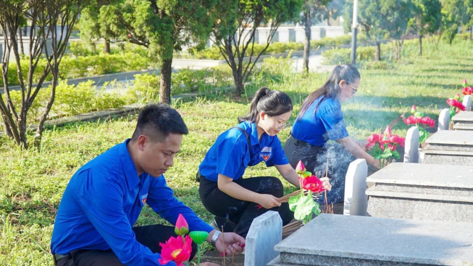 3_hoa_dang_mo_liet_si_la_mot_chuong_trinh_tri_an_dac_biet_cua_the_the_tre_thanh_pho_da_nang_voi_cac_anh_hung_liet_si.jpg