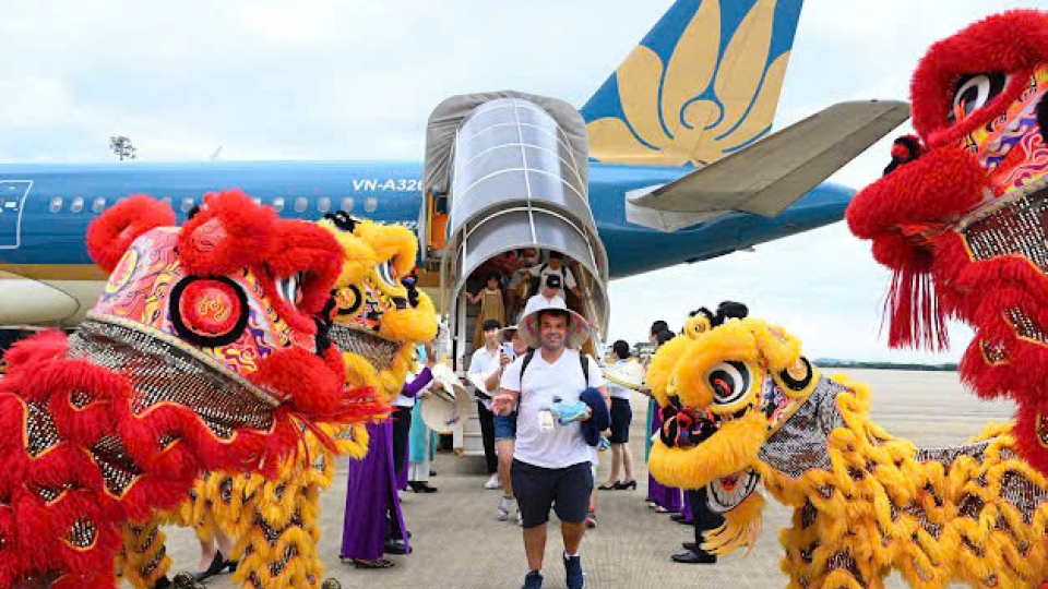 Chuyến bay đến Huế của Vietnam Airlines đón hành khách thứ 350 triệu
