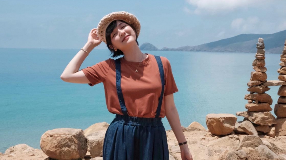 Thời trang đơn giản của Hải Tú - "Nàng thơ" của Sơn Tùng M-TP