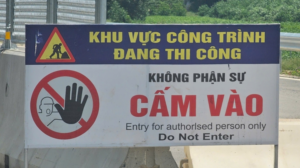 Cấm xe vào, ra khi cao tốc Vạn Ninh- Cam Lộ đang thi công