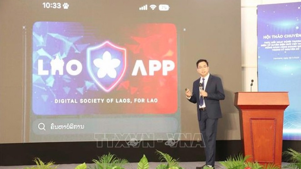 A representative of Star Telecom (Unitel) presents a digital payment solution to promote e-commerce between Vietnam and Laos.jpg