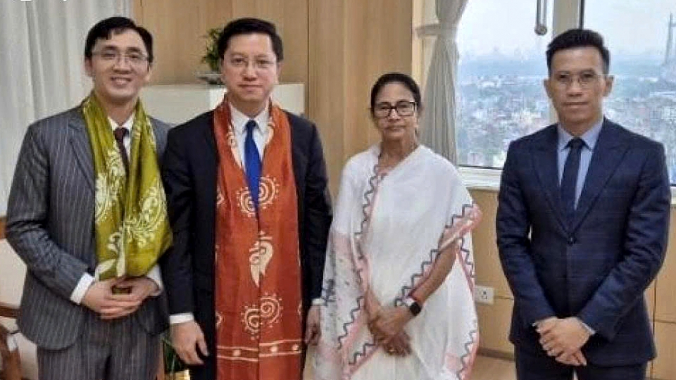 Ambassador Nguyen Thanh Hai and West Bengal Chief Minister Mamata Banerjee 1.jpg
