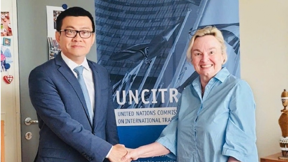 Ambassador Vu Le Thai Hoang and Ms. Anna Joubin-Bret, Secretary of the United Nations Commission on International Trade Law (UNCITRAL).jpg