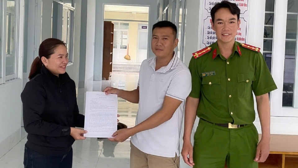 Anh Huỳnh Đức Phong nhận lại số tiền 100 triệu đồng.jpg