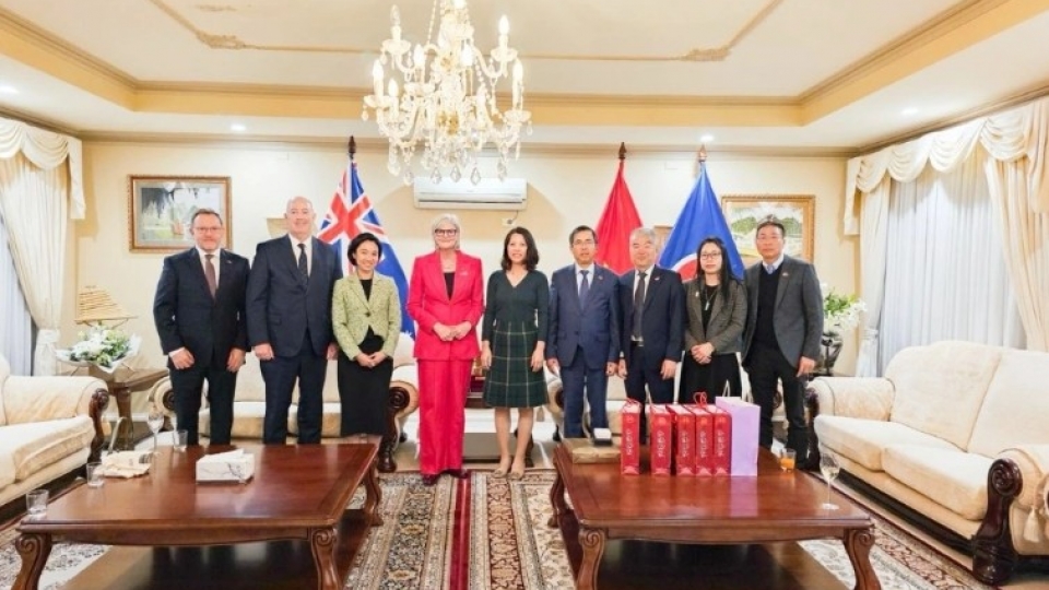 Australian Governor-General Sam Mostyn poses for a photo with Ambassador Pham Hung Tam.jpg
