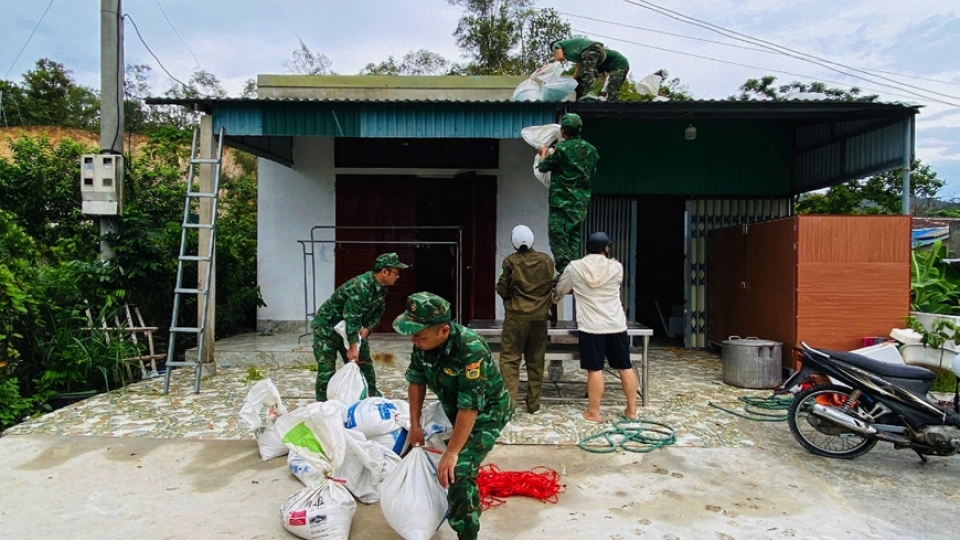 Border guards in Quang Ninh province help local residents reinforce their houses before typhoon Wipha makes landfall.jpg