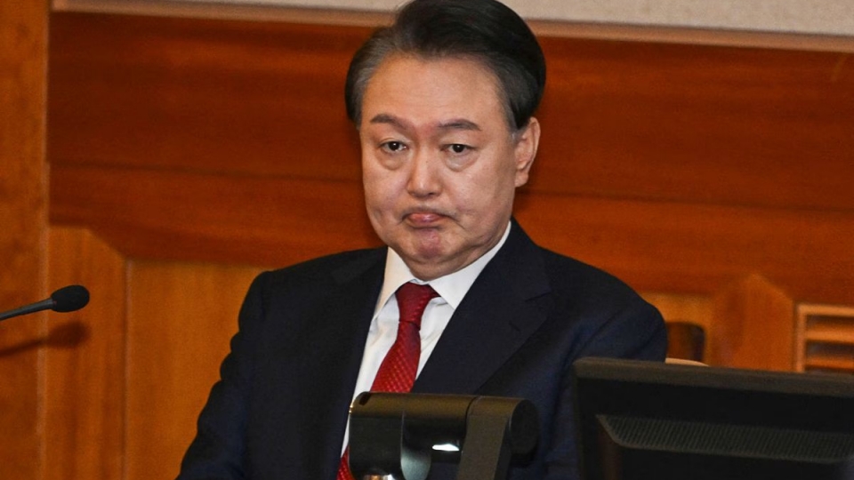 Cựu Tổng thống Yoon Suk Yeol tại phiên xét xử của Tòa án hôm 6-2 (ảnh Jiji Press).jpg