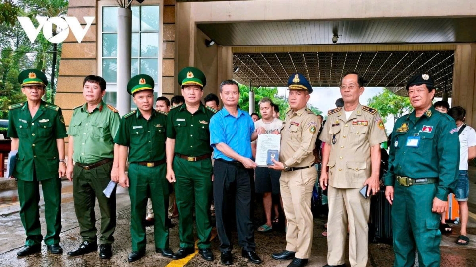 Cambodian authorities hand over 45 Vitnamase citizens to border guards of Tay Ninh province on July 16.jpg