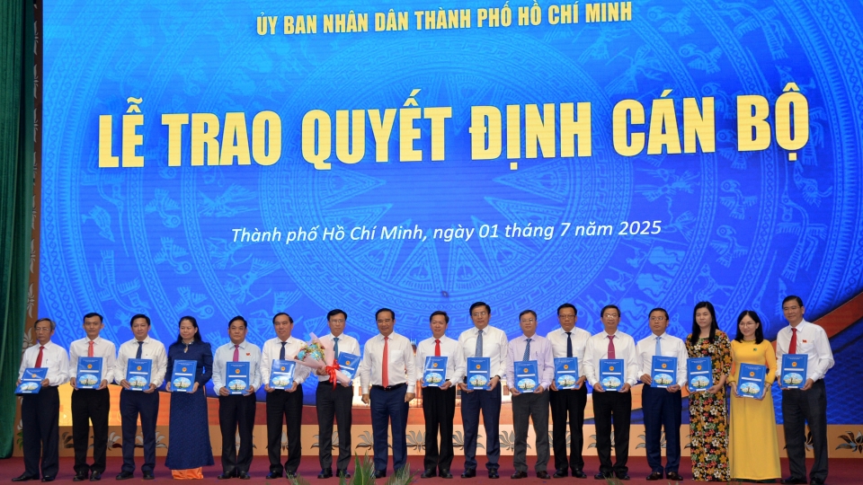 Chủ tịch UBND TP.HCM Nguyễn Văn Được trao quyết định cán bộ với Sở Nông nghiệp và Môi trường TP.HCM, chiều 1_7 (ông Nguyễn Minh Nhựt là người cầm hoa).jpg