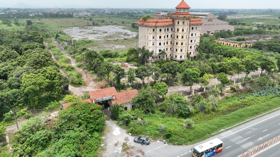Cận cảnh trường Đại học Hà Hoa Tiên 1.500 tỷ vắng lặng, cỏ dại um tùm