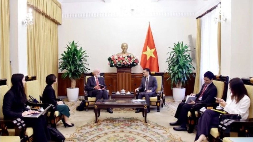 Deputy Foreign Minister Dang Hoang Giang receives Swiss Ambassador to Vietnam Thomas Gass.jpg