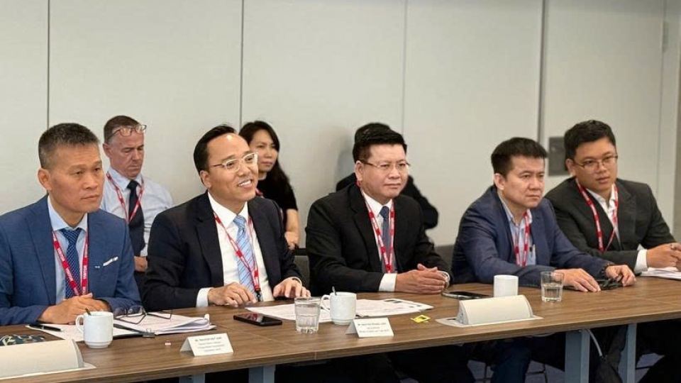 Deputy Minister of Industry and Trade Nguyen Hoang Long attends the seminar on offshore wind power in the UK.jpg