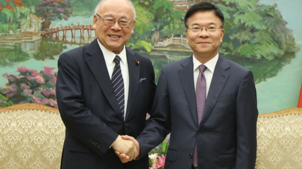 Deputy PM Le Thanh Long receives Takebe Tsutomu, Special Advisor to the Japan–Vietnam Parliamentary Friendship Alliance.jpg