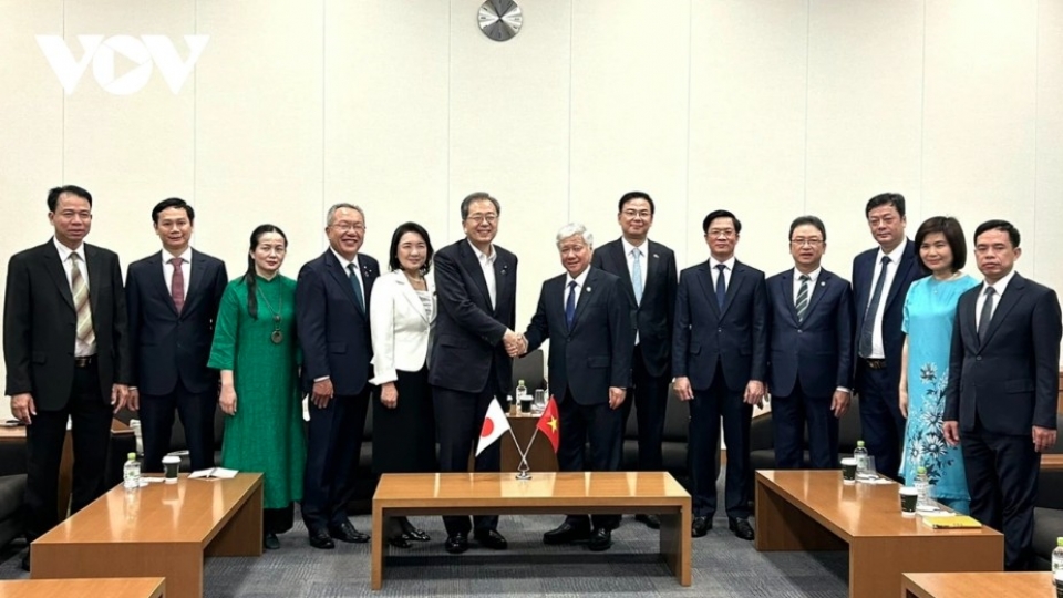 Do Van Chien and Mr. Saito Tetsuo (center) pose with the Vietnamese delegation.jpg