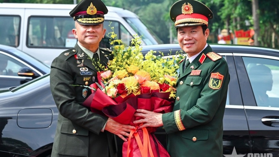 General Nguyen Tan Cuong welcomes his Thai defence counterpart, General Songwit Noonpackdee.jpg