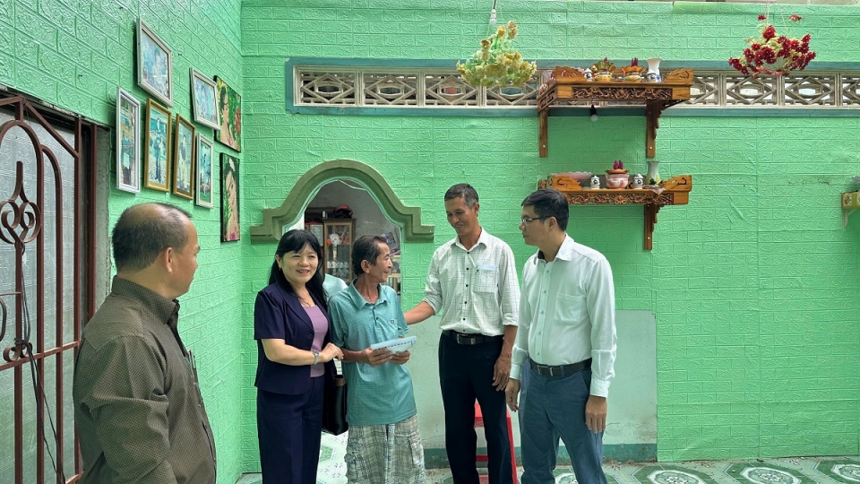 Lãnh đạo xã Sơn thăm hỏi gia đình bị thiệt hại.jpg